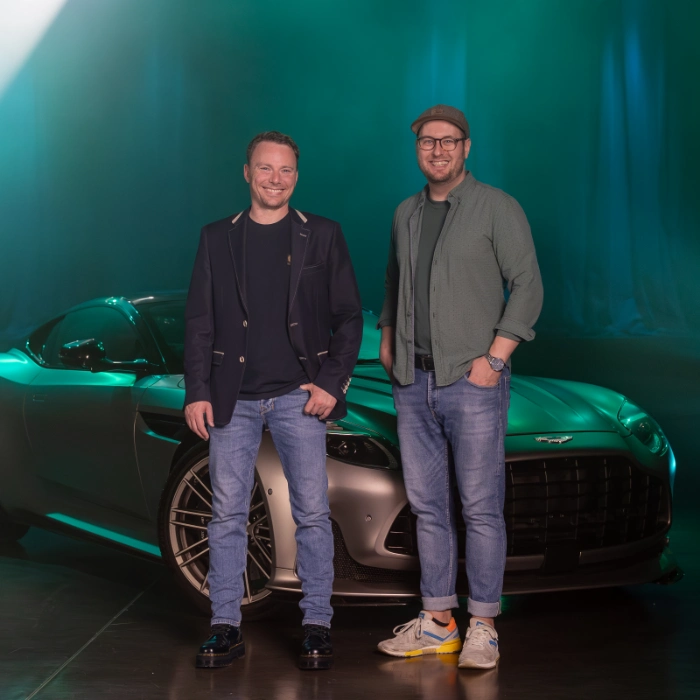Zwei Männer stehen vor einem Auto