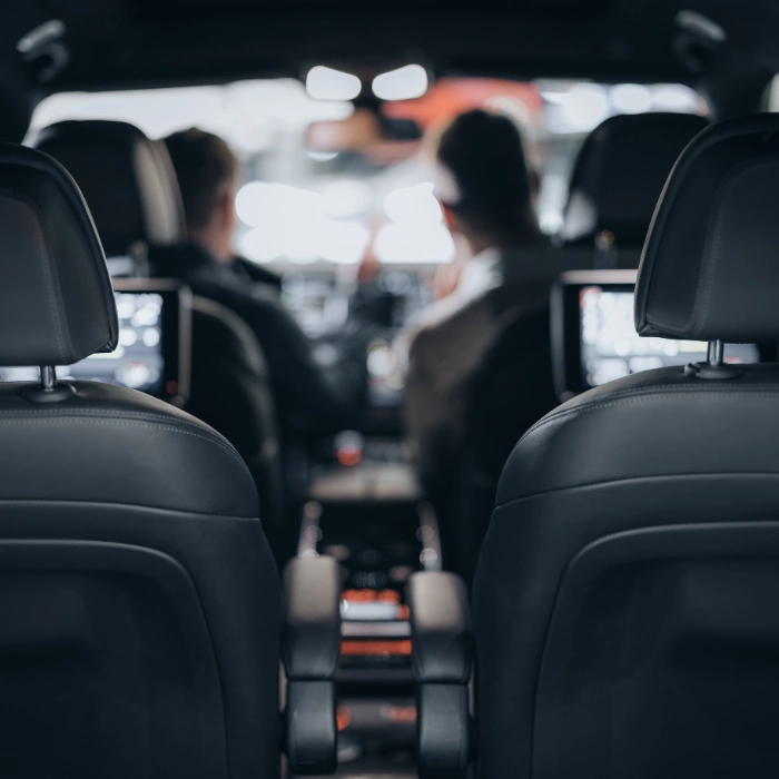 Zwei Männer sitzen in einem Auto